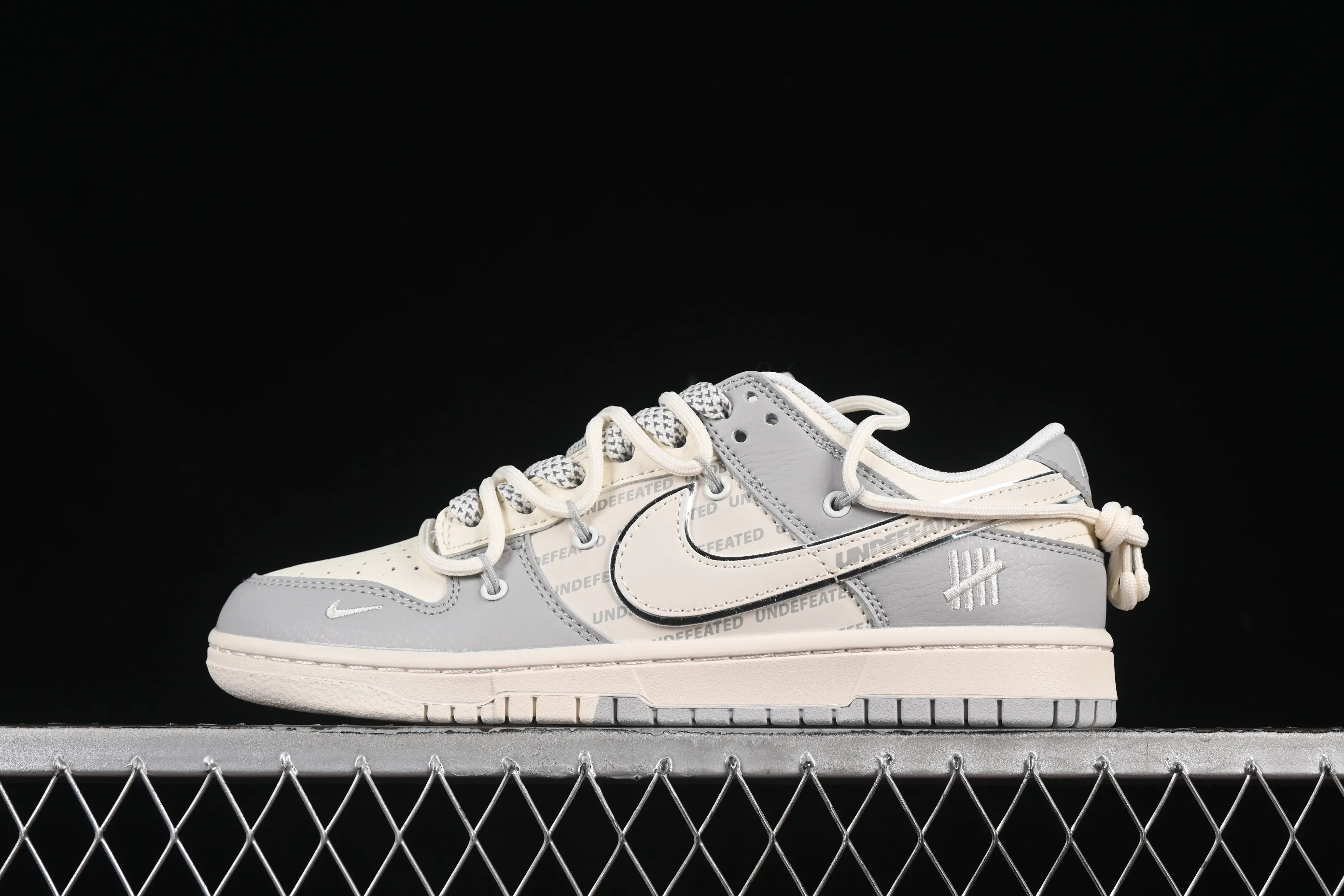All categories Nk SB Dunk Series Nk SB Dunk Low High-end customized low-top sneakers Nike SB Dunk Low UN series Strap subtitles white hook Anniversary high-end customized low-top casual sneakers DM6868-079